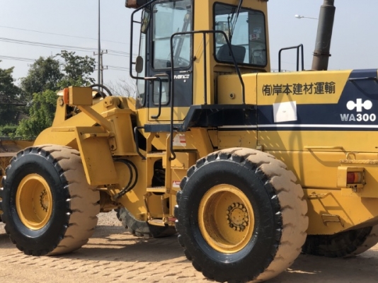 ขายรถตักล้อยาง KOMATSU WA300-1 นำเข้าเองจากญี่ปุ่น สภาพสวยพร้อมใช้ มีVDOการทำงานครับ