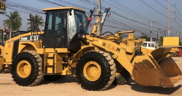 ขายรถตักล้อยาง CAT 950H ปี 2012 นำเข้าเองจากญี่ปุ่น สภาพสวยพร้อมใช้งาน มีVDOการทำงานครับ
