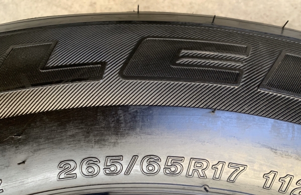 ยางป้ายแดง 265-65-17 Bridgestone ปลายปี 18 ตุ่มเด้งๆ เส้นสีจาง ยางป้ายแดง 265-65-17 Bridgestone ปลายปี 18 ตุ่มเด้งๆ เส้นสีจาง