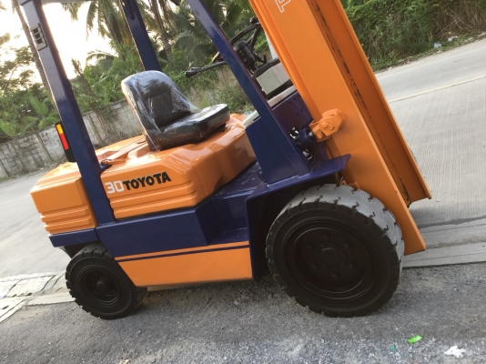 ขาย โฟรคลิฟท์ โตโยต้า รุ่น 5   เครื่อง ดีเซล หนัก  3  ตัน เสาเข้าตู้ 4.5 เมตร