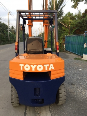ขาย โฟรคลิฟท์ โตโยต้า รุ่น 5   เครื่อง ดีเซล หนัก  3  ตัน เสาเข้าตู้ 4.5 เมตร
