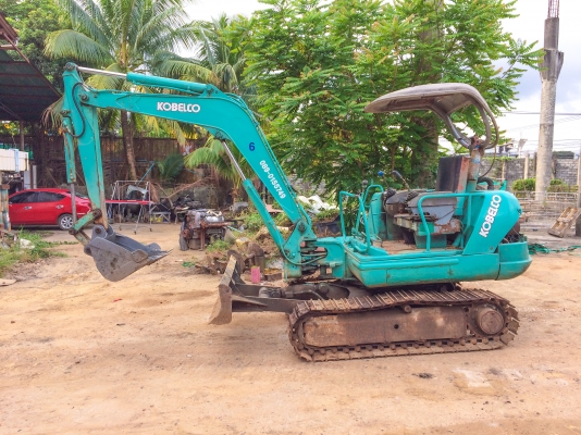 รถขุด KOBELCO รุ่น PC30 ขนาด 3 ตัน