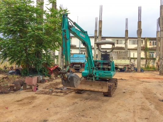 รถขุด KOBELCO รุ่น PC30 ขนาด 3 ตัน