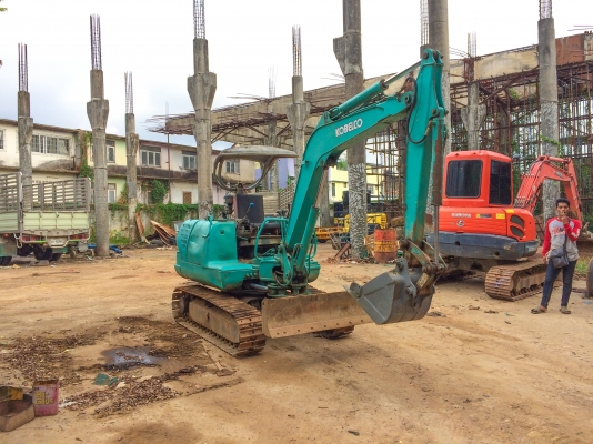 รถขุด KOBELCO รุ่น PC30 ขนาด 3 ตัน