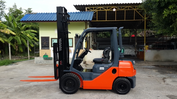 ขายรถยกโฟล์คลิฟท์ toyota  ขนาด 2.5ตัน เสา 2 ท่อน สูง 4 เมตร สภาพดีค่ะ