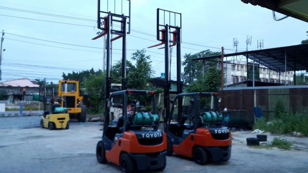 ขายรถยกโฟล์คลิฟท์ toyota ขนาด 2.5ตัน เสา 2 ท่อน สูง 4 เมตร สภาพดีค่ะ ขายรถยกโฟล์คลิฟท์ toyota ขนาด 2.5ตัน เสา 2 ท่อน สูง 4 เมตร สภาพดีค่ะ