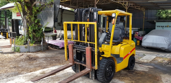 ขายรถยกโฟล์คลิฟท์ TCM ขนาด 3 ตัน เสา 3 ท่อน สูง 4.35 เมตร เสาเข้าตู้ ติดตั้งอุปกรณ์พิเศษไซด์ชิฟ (รถญี่ปุ่น )