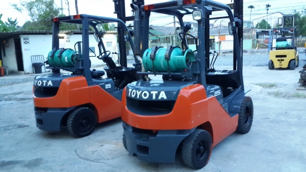 ขายรถยกโฟล์คลิฟท์ toyota ขนาด 2.5ตัน เสา 2 ท่อน สูง 4 เมตร  สภาพดีค่ะ 0844591695  เหมี๋ยวค่ะ