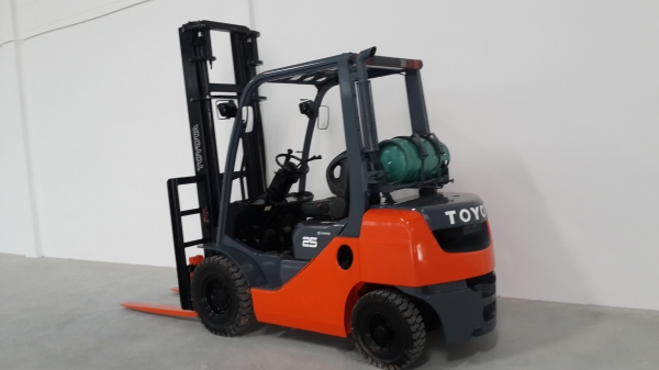 ขายรถยกโฟล์คลิฟท์ toyota ขนาด 2.5ตัน เสา 2 ท่อน สูง 4 เมตร  สภาพดีค่ะ 0844591695  เหมี๋ยวค่ะ