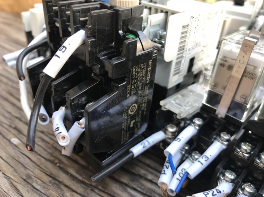 ขายชุดอุปกรณ์คอนโทรลระบบไฟฟ้า Mitsubishi+Omron อุปกรณ์ตามรูปครับ มี 4ชุดครับ ราคาชุดละ 900 บาทพร้อมส่ง