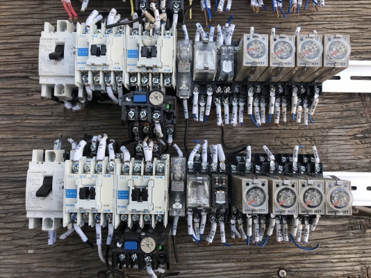 ขายชุดอุปกรณ์คอนโทรลระบบไฟฟ้า Mitsubishi+Omron อุปกรณ์ตามรูปครับ มี 4ชุดครับ ราคาชุดละ 900 บาทพร้อมส่ง