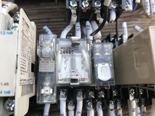 ขายชุดอุปกรณ์คอนโทรลระบบไฟฟ้า Mitsubishi+Omron อุปกรณ์ตามรูปครับ มี 4ชุดครับ ราคาชุดละ 900 บาทพร้อมส่ง