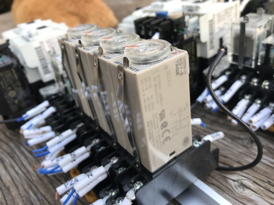 ขายชุดอุปกรณ์คอนโทรลระบบไฟฟ้า Mitsubishi+Omron อุปกรณ์ตามรูปครับ มี 4ชุดครับ ราคาชุดละ 900 บาทพร้อมส่ง