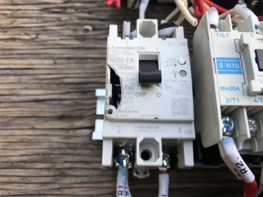 ขายชุดอุปกรณ์คอนโทรลระบบไฟฟ้า Mitsubishi+Omron อุปกรณ์ตามรูปครับ มี 4ชุดครับ ราคาชุดละ 900 บาทพร้อมส่ง