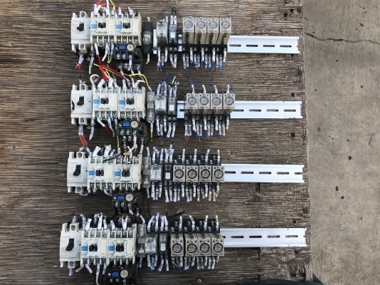 ขายชุดอุปกรณ์คอนโทรลระบบไฟฟ้า Mitsubishi+Omron อุปกรณ์ตามรูปครับ มี 4ชุดครับ ราคาชุดละ 900 บาทพร้อมส่ง