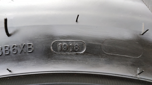 ขายยาง 265/60R18 YUSTA ปี18 ดอกยางสวยมาก ชุดละ 6900 บาท พร้อมใส่ ถ่วง เปลี่ยนจุ๊ปใหม่ให้ 4 ตัว