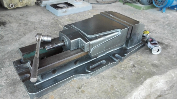 ปากกาไฮดรอลิคจับชิ้นงานญี่ปุ่น ขนาด 8&rdquo; สามล็อคแบบไฮดรอลิค สภาพสวยพร้อมใช้