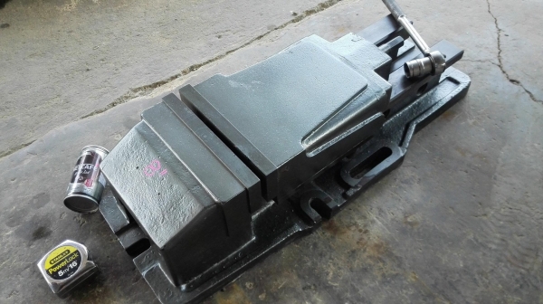 ปากกาไฮดรอลิคจับชิ้นงานญี่ปุ่น ขนาด 8&rdquo; สามล็อคแบบไฮดรอลิค สภาพสวยพร้อมใช้