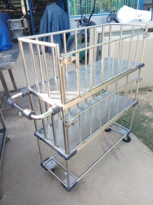 ชั้นวางของสแตนเลส ขนาด 36x96x120 ซม. มีลูกล้อ 4 ล้อ ชั้นวาง 2 ชั้น มีที่เปิดปิดด้านหน้า สแตนหนา งานดีมาก ของใช้งานในโรงงาน ล้อใหญ่เข็นง่าย ลื่นดี