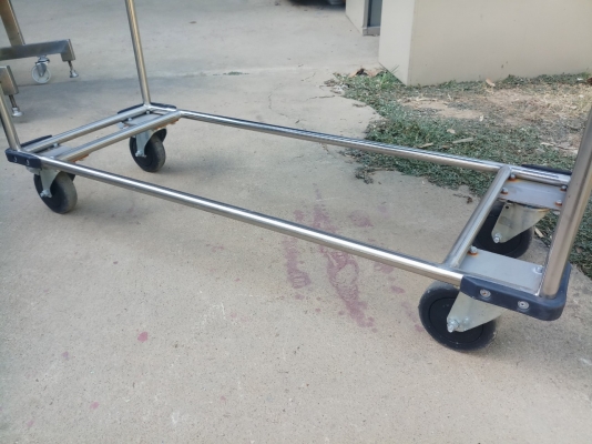 ชั้นวางของสแตนเลส ขนาด 36x96x120 ซม. มีลูกล้อ 4 ล้อ ชั้นวาง 2 ชั้น มีที่เปิดปิดด้านหน้า สแตนหนา งานดีมาก ของใช้งานในโรงงาน ล้อใหญ่เข็นง่าย ลื่นดี