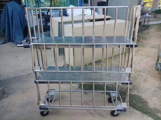 ชั้นวางของสแตนเลส ขนาด 36x96x120 ซม. มีลูกล้อ 4 ล้อ ชั้นวาง 2 ชั้น มีที่เปิดปิดด้านหน้า สแตนหนา งานดีมาก ของใช้งานในโรงงาน ล้อใหญ่เข็นง่าย ลื่นดี