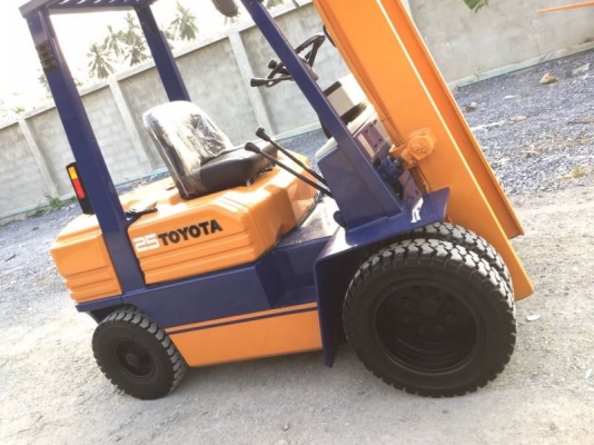 ขาย โฟรคลิฟท์ลิฟท์  โตโยต้า รุ่น 5 เครื่อง  ดีเซล หนัก 2.5  ตัน  เสา 4 เมตร