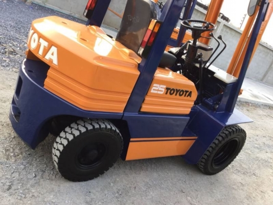 ขาย โฟรคลิฟท์ลิฟท์  โตโยต้า รุ่น 5 เครื่อง  ดีเซล หนัก 2.5  ตัน  เสา 4 เมตร