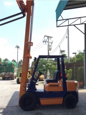 ขาย โฟรคลิฟท์ลิฟท์  โตโยต้า รุ่น 5 เครื่อง  ดีเซล หนัก 2.5  ตัน  เสา 4 เมตร