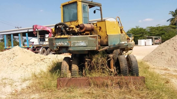 ขาน 95,000 แบคโฮล้อยาง KOMATSU pw 60s-3 เครื่องดี เกียร์สมบูณร์ ขายตามสภาพ รถอยู่ ชัยภูมิ 090-772-3710 090-772-3708
