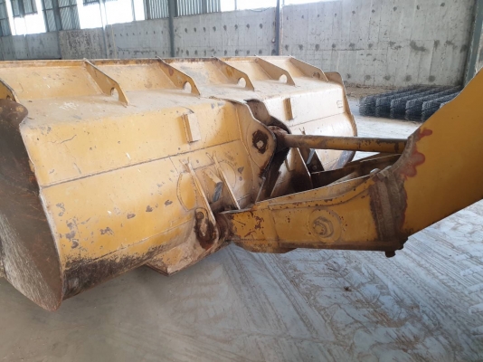 ขายรถตักล้อยาง CAT 950-B เอกสารเล่มทะเบียน ตู้เก๋ง ต่อแขนแล้ว ระบบเบรคใช้งานได้ เครื่อง ปั้ม แรง สีเดิม ยางพร้อมใช้ เกียร์ใช้ได้ครบ สนใจนัดลองรถได้ที่.081-3531946 ต่อ.บางนา