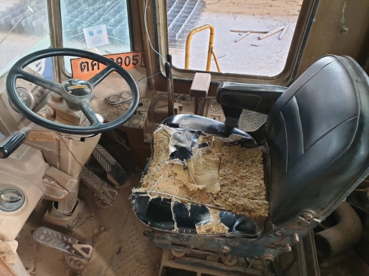 ขายรถตักล้อยาง CAT 950-B เอกสารเล่มทะเบียน ตู้เก๋ง ต่อแขนแล้ว ระบบเบรคใช้งานได้ เครื่อง ปั้ม แรง สีเดิม ยางพร้อมใช้ เกียร์ใช้ได้ครบ สนใจนัดลองรถได้ที่.081-3531946 ต่อ.บางนา