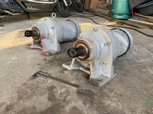 ขายมอเตอร์เกียร์ Cycro drive Sumitomo 2HP.380V อัตราทด 1:43 เพลาออกประมาณ 33รอบต่อนาที สภาพสวย หมุนนิ่ม พร้อมใช้งาน มี 2ตัวครับ ราคาตัวละ 6,800 บาท