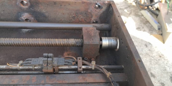 2,500 บ. โทร 083-2000058 LINE ID: line832923 ชุดแท่นหมุนเลื่อนเคลื่อนที่ขับเคลื่อนด้วยเพลาเกลียวมีแกนบังคับสองอันระยะเคลื่อนที่ 63 cm. โครงสร้างเป็นเหล็กทั้งหมด หนักประมาณ 60-80 kg.