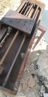 2,500 บ. โทร 083-2000058 LINE ID: line832923 ชุดแท่นหมุนเลื่อนเคลื่อนที่ขับเคลื่อนด้วยเพลาเกลียวมีแกนบังคับสองอันระยะเคลื่อนที่ 63 cm. โครงสร้างเป็นเหล็กทั้งหมด หนักประมาณ 60-80 kg.