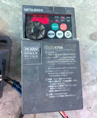 ชุดละ 1600 บ.ส่งถึงบ้านฟรี โทร 083-2000058 LINE ID: line832923 ชุดมอเตอร์+อินเวอร์เตอร์ ปรับความเร็วของมอเตอร์ขนาด 200W ใช้ไฟ 220V