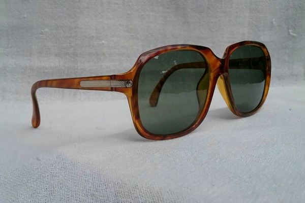 แว่นตาซุปเปอร์แบรนด์สุดหรูผู้ดีอังกฤษ  ทศวรรษ 1980's  ราคาพิเศษ !  สุดยอดวัสดุ 'อ็อพทิล'  เลนส์กระจกคริสตัลกันแดด 'สีเขียวควันไฟ'  ขนาดมาตรฐาน 139 mm  Vintage DUNHILL handmade in Austria