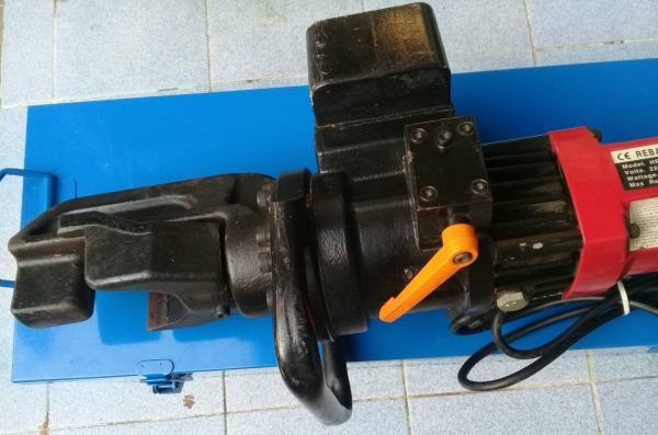 เครื่องดัดเหล็กมือถือ (ข้ออ้อยขนาด 20mm.) สภาพ95\% พร้อมใช้งาน เครื่องดัดเหล็กมือถือ (ข้ออ้อยขนาด 20mm.) สภาพ95\% พร้อมใช้งาน