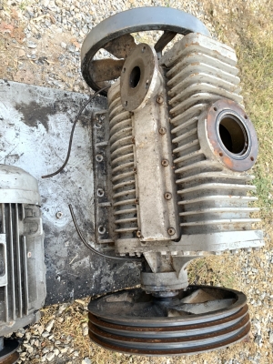 13,000 บ. โทร 083-2000058 LINE ID: line832923 เครื่องปั๊มดูด อัดสูญญากาศระบบลูกสูบโรตารี่ แบบทำงานในน้ำมันหล่อลื่นสร้างแรงดูดกำลังถึง 700 mPa. ตัวเครื่องเป็นเหล็กหล่อแข็งแรง ใช้มอเตอร์หรือเครื่องยนต์ดึงฉุดได้ ทำงานที่รอบต่ำแค่ 400 รอบต่อนาที ขนาดโตท่อสวม 13,000 บ. โทร 083-2000058 LINE ID: line832923 เครื่องปั๊มดูด อัดสูญญากาศระบบลูกสูบโรตารี่ แบบทำงานในน้ำมันหล่อลื่นสร้างแรงดูดกำลังถึง 700 mPa. ตัวเครื่องเป็นเหล็กหล่อแข็งแรง ใช้มอเตอร์หรือเครื่องยนต์ดึงฉุดได้ ทำงานที่รอบต่ำแค่ 400 รอบต่อนาที ขนาดโตท่อสวม