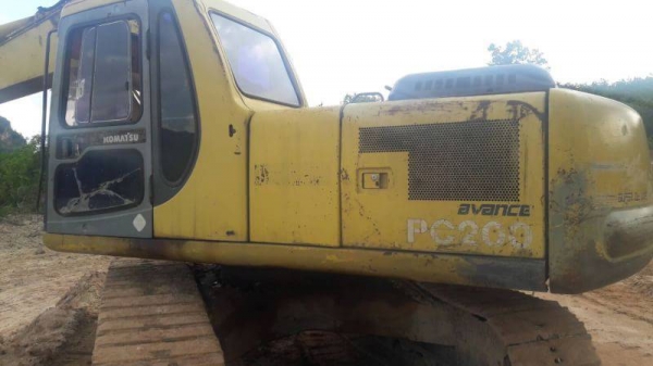 ขายคู่2คันราคา 900,000 KOMATSU PC200-6 เครื่องคัมมิ้น1คัน เครื่องโคมัสสุ1คัน เอกสารเล่มทะเบียนทั้ง2คัน