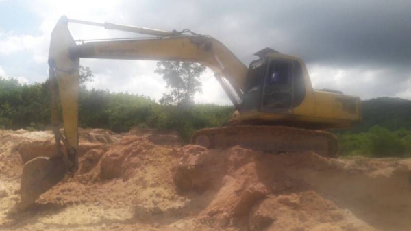 ขายคู่2คันราคา 900,000 KOMATSU PC200-6 เครื่องคัมมิ้น1คัน เครื่องโคมัสสุ1คัน เอกสารเล่มทะเบียนทั้ง2คัน