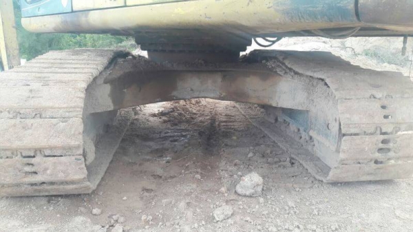 ขายคู่2คันราคา 900,000 KOMATSU PC200-6 เครื่องคัมมิ้น1คัน เครื่องโคมัสสุ1คัน เอกสารเล่มทะเบียนทั้ง2คัน