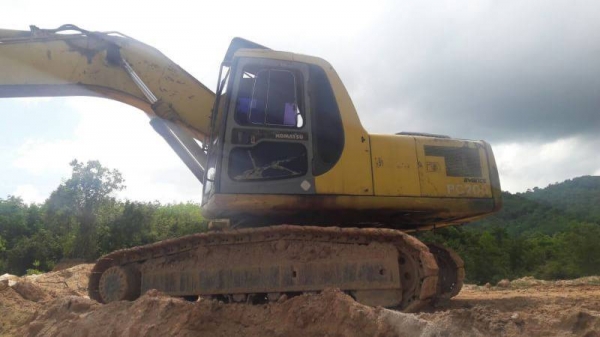 ขายคู่2คันราคา 900,000 KOMATSU PC200-6 เครื่องคัมมิ้น1คัน เครื่องโคมัสสุ1คัน เอกสารเล่มทะเบียนทั้ง2คัน