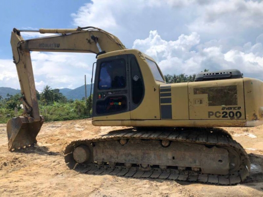 ขายคู่2คันราคา 900,000 KOMATSU PC200-6 เครื่องคัมมิ้น1คัน เครื่องโคมัสสุ1คัน เอกสารเล่มทะเบียนทั้ง2คัน