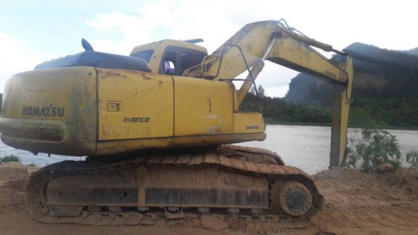 ขายคู่2คันราคา 900,000 KOMATSU PC200-6 เครื่องคัมมิ้น1คัน เครื่องโคมัสสุ1คัน เอกสารเล่มทะเบียนทั้ง2คัน
