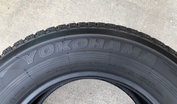 ยางป้ายแดง 265-65-17 Yokohama ปี 19 ตุ่มเป้งๆ มีเส้นสี