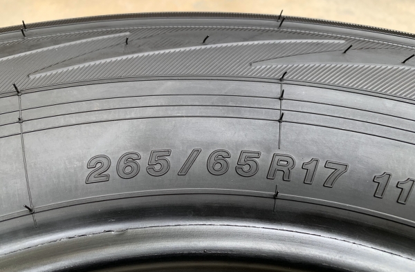 ยางป้ายแดง 265-65-17 Yokohama ปี 19 ตุ่มเป้งๆ มีเส้นสี