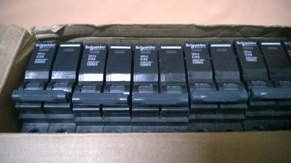 เมนSquare-D 2 pole 16A + 20A + 32A  ขายรวม23ตัว