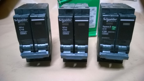 เมนSquare-D 2 pole 16A + 20A + 32A  ขายรวม23ตัว