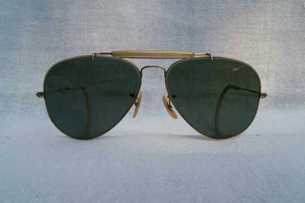 แว่นตา 'เรย์ - แบน - แสนสะท้าน' ยูเอสเอ ตัวแท้ !  ทศวรรษที่ '70s  ขนาดมาตรฐาน 58 mm  โมเดลอมตะ 'แมคอาร์เธอร์ - เอาท์ดอร์สแมน - คานหุ้มงา - ขาสปริงเกี่ยว'  สภาพวินเทพใช้งานถนอม  โคตรเลนส์กระจกคริส