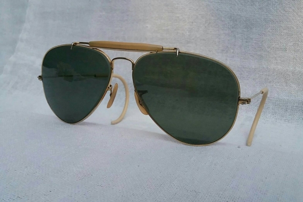 แว่นตา 'เรย์ - แบน - แสนสะท้าน' ยูเอสเอ ตัวแท้ !  ทศวรรษที่ '70s  ขนาดมาตรฐาน 58 mm  โมเดลอมตะ 'แมคอาร์เธอร์ - เอาท์ดอร์สแมน - คานหุ้มงา - ขาสปริงเกี่ยว'  สภาพวินเทพใช้งานถนอม  โคตรเลนส์กระจกคริส